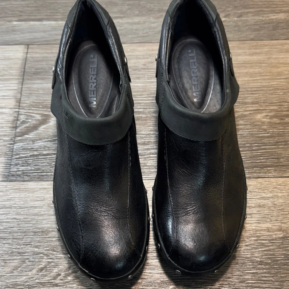 Merrell Black Leather shoes with Studded Detail woman’s 9.5 (s202)